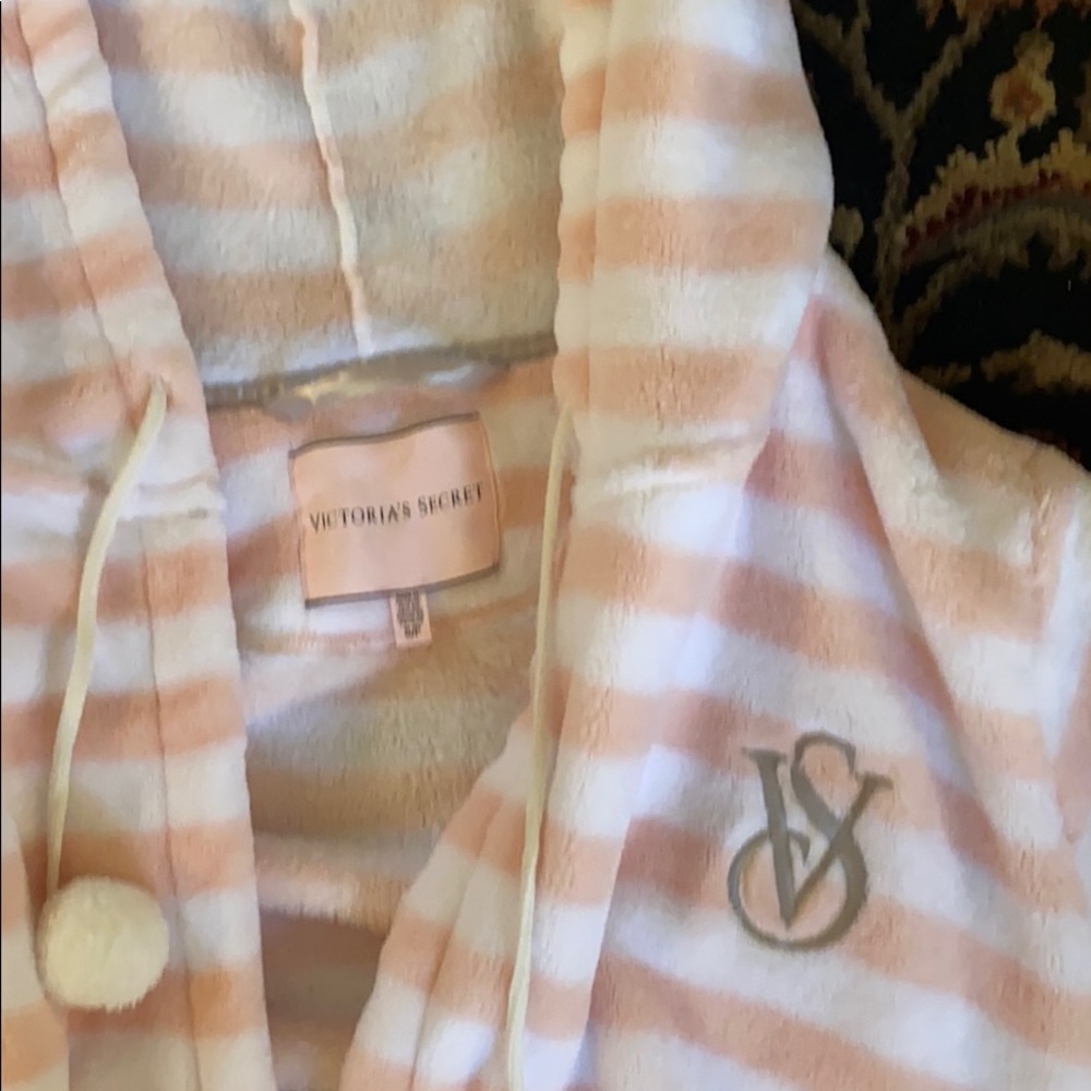 PINK VICTORIAS SECRET ROBE